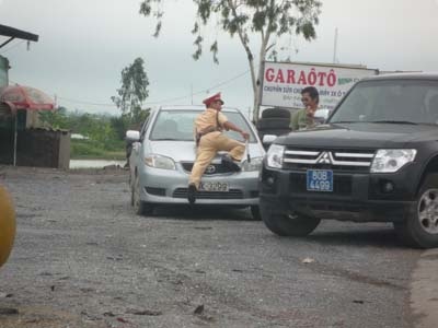 Thêm một CSGT phải “diễn xiếc” trên quốc lộ - 4