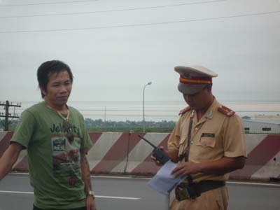 Thêm một CSGT phải “diễn xiếc” trên quốc lộ - 6