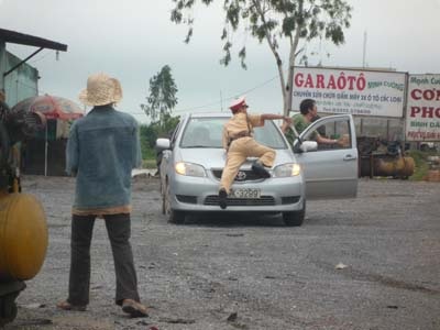 Thêm một CSGT phải “diễn xiếc” trên quốc lộ - 2