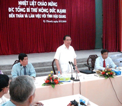 Tổng Bí Thư Nông Đức Mạnh thăm và làm việc tại tỉnh Hậu Giang - 1 Tổng Bí Thư Nông Đức Mạnh thăm và làm việc tại tỉnh Hậu Giang - 1