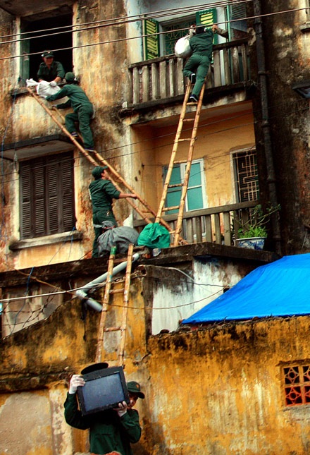 Chùm ảnh: Diễn tập cứu người mắc kẹt trong bão - 15 Chùm ảnh: Diễn tập cứu người mắc kẹt trong bão - 15