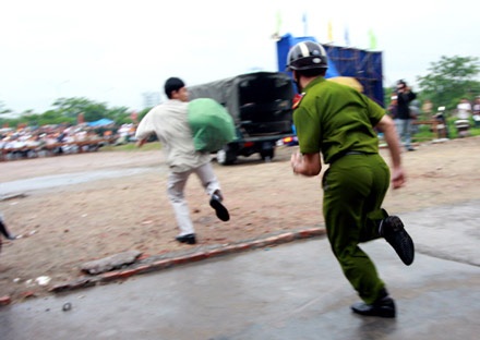 Chùm ảnh: Diễn tập cứu người mắc kẹt trong bão - 16 Chùm ảnh: Diễn tập cứu người mắc kẹt trong bão - 16