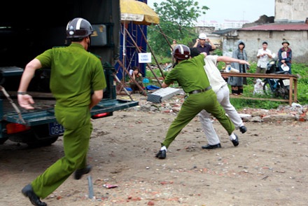 Chùm ảnh: Diễn tập cứu người mắc kẹt trong bão - 17 Chùm ảnh: Diễn tập cứu người mắc kẹt trong bão - 17