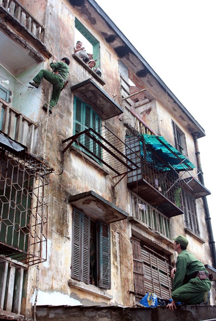 Chùm ảnh: Diễn tập cứu người mắc kẹt trong bão - 5 Chùm ảnh: Diễn tập cứu người mắc kẹt trong bão - 5