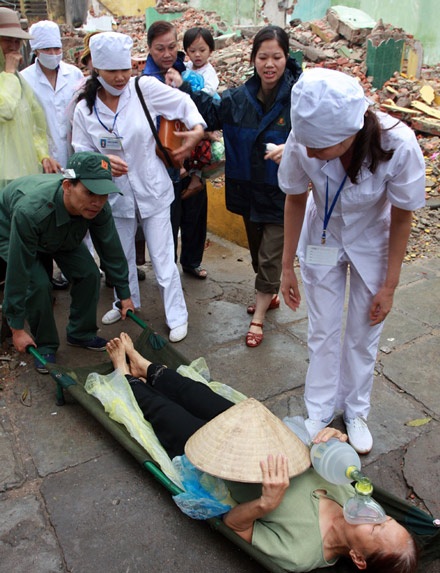 Chùm ảnh: Diễn tập cứu người mắc kẹt trong bão - 7 Chùm ảnh: Diễn tập cứu người mắc kẹt trong bão - 7