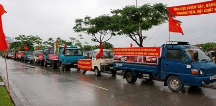 Chùm ảnh: Diễn tập cứu người mắc kẹt trong bão - 1 Chùm ảnh: Diễn tập cứu người mắc kẹt trong bão - 1