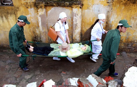 Chùm ảnh: Diễn tập cứu người mắc kẹt trong bão - 11 Chùm ảnh: Diễn tập cứu người mắc kẹt trong bão - 11