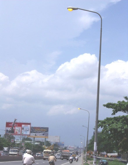 Đèn cao áp chiếu sáng giữa ban ngày  - 1