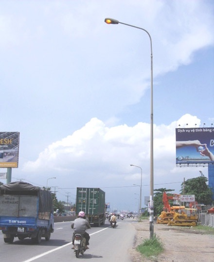 Đèn cao áp chiếu sáng giữa ban ngày  - 2