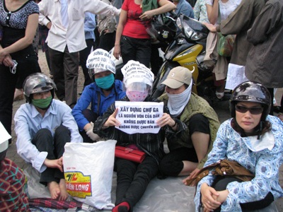 Hàng trăm tiểu thương tụ tập trước UBND thành phố Vinh - 1