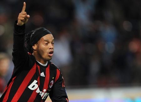Sheva “đòi” ở lại Milan, Ronaldinho sẽ hồi hương? - 2 Sheva “đòi” ở lại Milan, Ronaldinho sẽ hồi hương? - 2