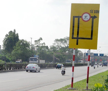 Biển phân luồng qua cầu Đuống: CSGT cũng “bó tay” vì “độ” oái oăm - 2