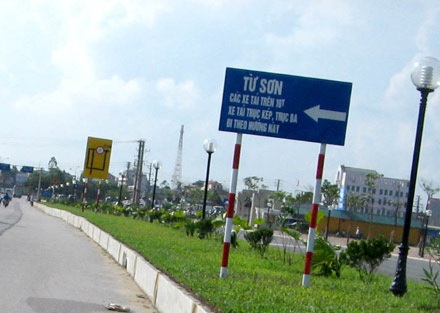 Biển phân luồng qua cầu Đuống: CSGT cũng “bó tay” vì “độ” oái oăm - 1