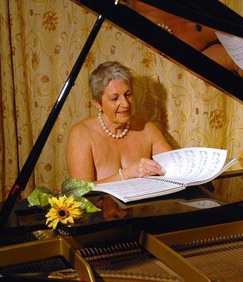 Xem các “mẫu” nữ U80 trút bỏ xiêm y - 13