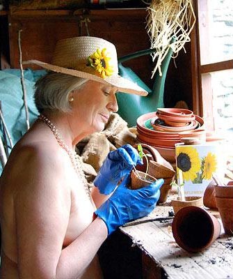 Xem các “mẫu” nữ U80 trút bỏ xiêm y - 11