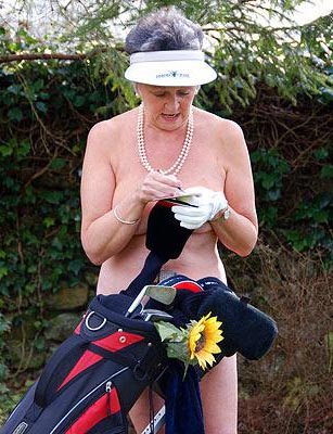 Xem các “mẫu” nữ U80 trút bỏ xiêm y - 9