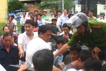 Phá trường gà trong khu Miếu Nổi - 1 Phá trường gà trong khu Miếu Nổi - 1