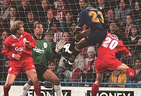 10 khoảnh khắc quyết định từng giúp MU đăng quang  - 4