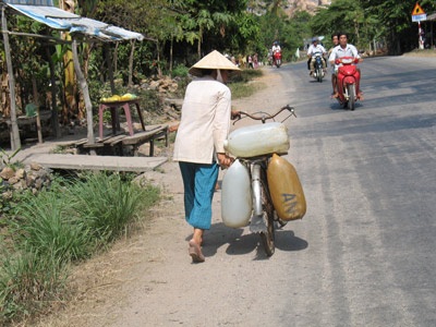 Dân “oằn mình” trong cơn khát nước ngọt - 2 Dân “oằn mình” trong cơn khát nước ngọt - 2