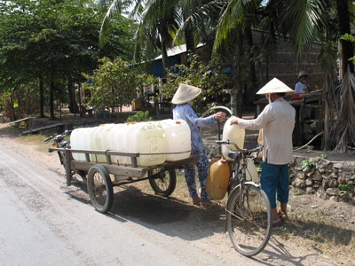 Dân “oằn mình” trong cơn khát nước ngọt - 1 Dân “oằn mình” trong cơn khát nước ngọt - 1