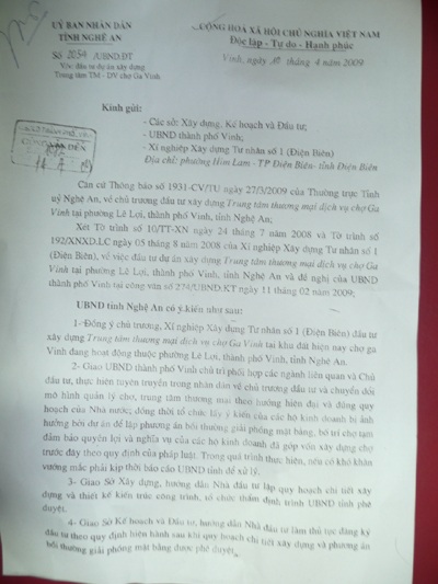 Hàng trăm tiểu thương tiếp tục kéo nhau lên UBND tỉnh - 2