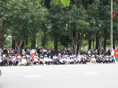 Hàng trăm tiểu thương tiếp tục kéo nhau lên UBND tỉnh - 1