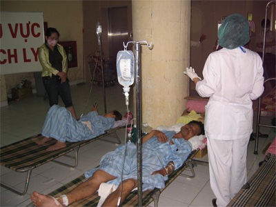 Bệnh nhân tiêu chảy nằm tràn hành lang bệnh viện - 2