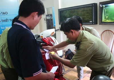 Tạm giữ xe máy “nhái Honda” giá 16 triệu đồng - 3 Tạm giữ xe máy “nhái Honda” giá 16 triệu đồng - 3