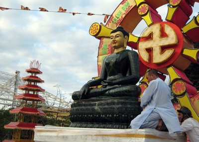 Pho tượng Phật ngọc được làm bằng loại ngọc quý nhất thế giới - 1