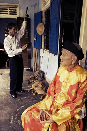“Báu vật” trăm tuổi của Nhã nhạc Huế - 4 “Báu vật” trăm tuổi của Nhã nhạc Huế - 4
