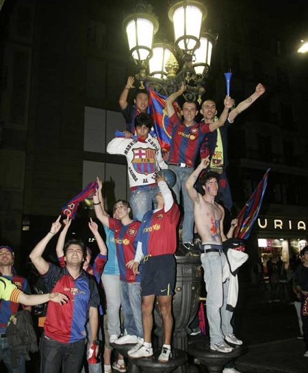 Những khoảnh khắc khó quên trong đêm đăng quang của Barcelona - 13 Những khoảnh khắc khó quên trong đêm đăng quang của Barcelona - 13