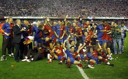 Những khoảnh khắc khó quên trong đêm đăng quang của Barcelona - 9 Những khoảnh khắc khó quên trong đêm đăng quang của Barcelona - 9