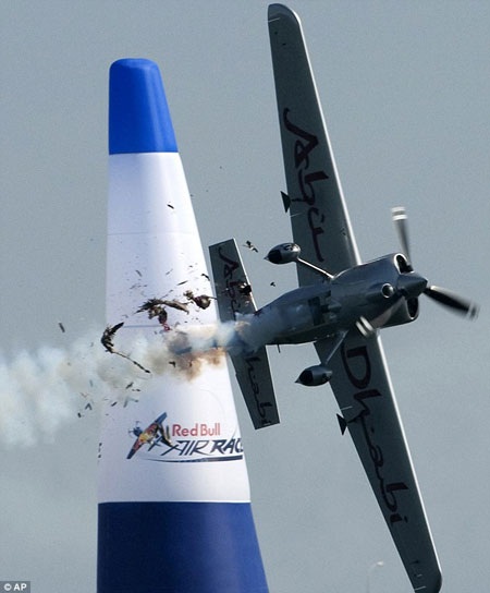 Video: Cú va chạm “thót tim” giữa máy bay và chim - 2 Video: Cú va chạm “thót tim” giữa máy bay và chim - 2