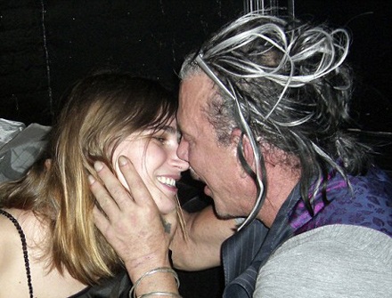 Siêu mẫu 25 tuổi “tình tứ” với “sao” 57 tuổi - 2