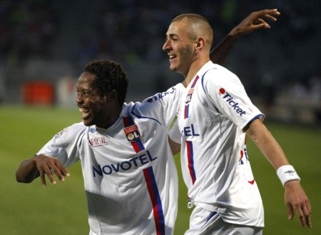 Dù thắng, Lyon vẫn không thể bám đuổi Marseille - 1