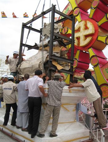 Pho tượng Phật ngọc được làm bằng loại ngọc quý nhất thế giới - 2