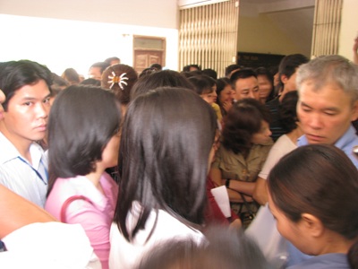 Xếp hàng xuyên đêm xin học cho con - 2