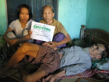 Quà đến với bà cụ nuôi chồng tật, con điên, cháu dại - 1