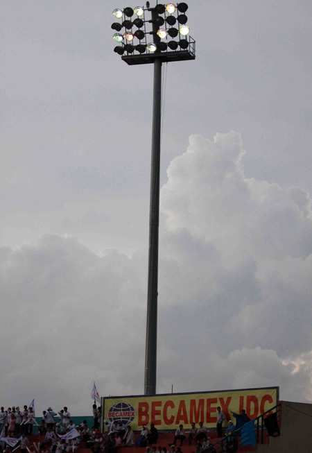 Trận B. Bình Dương - TP.HCM phải hoãn do sét đánh cháy cột đèn - 1 Trận B. Bình Dương - TP.HCM phải hoãn do sét đánh cháy cột đèn - 1