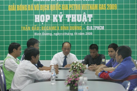 Trận B. Bình Dương - TP.HCM phải hoãn do sét đánh cháy cột đèn - 2 Trận B. Bình Dương - TP.HCM phải hoãn do sét đánh cháy cột đèn - 2