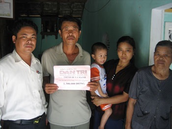 Bé Trình Công Tuấn nhận quà của bạn đọc - 1 Bé Trình Công Tuấn nhận quà của bạn đọc - 1