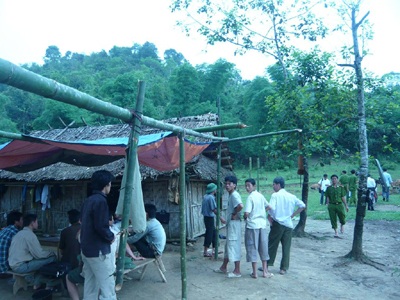 Xác chết bị trói vào chân giường  - 1