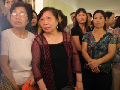 Xếp hàng xuyên đêm xin học cho con - 3