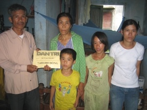 Trao quà cho người đàn bà “khổ hơn chị Dậu” - 1 Trao quà cho người đàn bà “khổ hơn chị Dậu” - 1