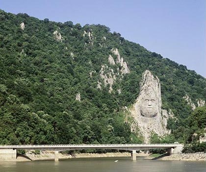 Những gương mặt khổng lồ trên núi đá - 3