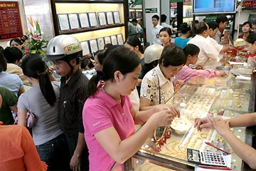 Giá vàng cao chưa từng thấy, dân đổ xô đi bán - 1 Giá vàng cao chưa từng thấy, dân đổ xô đi bán - 1