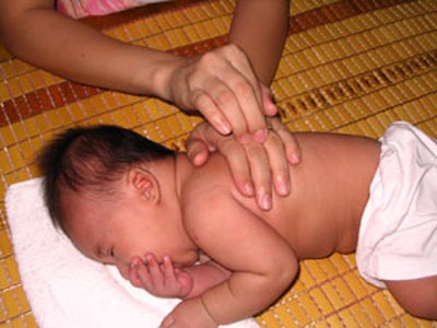 Xử trí khi cổ họng bé có đờm - 1