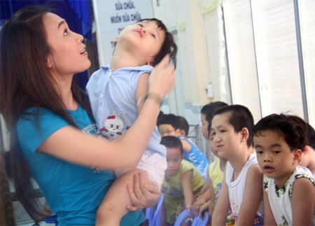 Mỹ Tâm hăng say làm từ thiện - 3 Mỹ Tâm hăng say làm từ thiện - 3