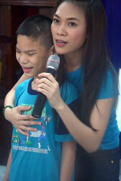 Mỹ Tâm hăng say làm từ thiện - 2 Mỹ Tâm hăng say làm từ thiện - 2