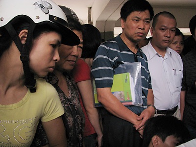 Xếp hàng xuyên đêm xin học cho con - 1